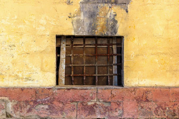 旧的黄色墙壁 窗户紧闭 铁网面生锈 — 图库照片