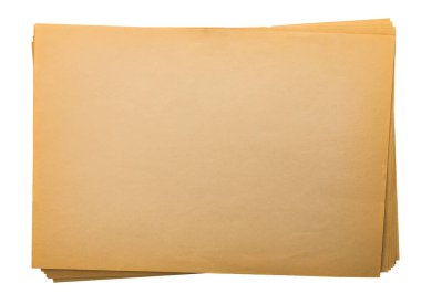 Beyaz arkaplanda izole edilmiş eski sarı kağıtlar yığını