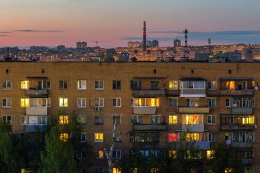 Gece Rusya 'da şehir geçmişi olan bir ev.