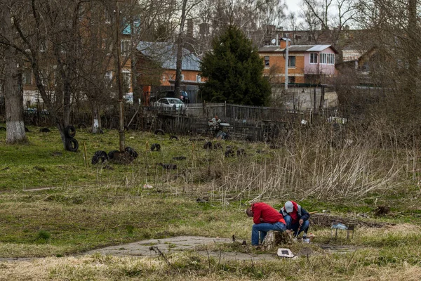 İki Rus, tipik bir yerde barbekk yapıyor. Güçlü alkol zehirlenmesi görüşü ve seçici bir odak noktası var..