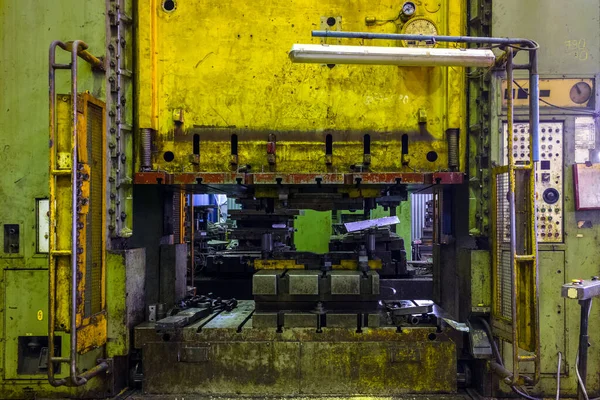 古い汚い大きな黄色の緑の機械式プレスプレートと内側にスタンプ フロントビュー — ストック写真