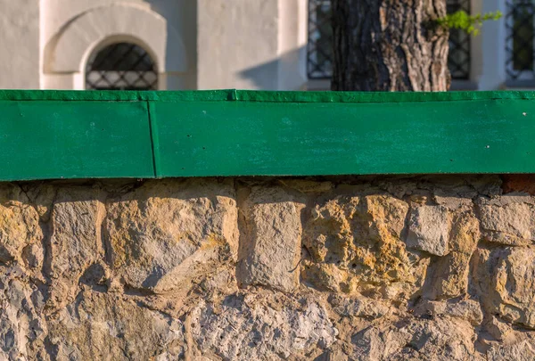 Kalkstensstaket Med Grön Metall Topp Bakgrund Med Selektivt Fokus — Stockfoto