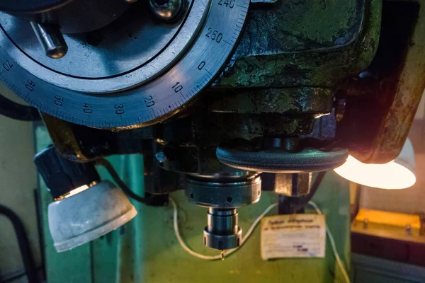 Dark Controls Manual Milling Machine Closeup — Stock Photo, Image