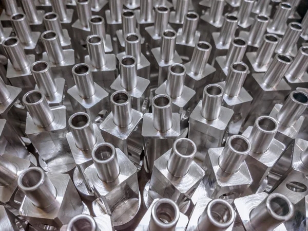 Glänsande Aluminium Cnc Bearbetade Delar Bakgrund Med Selektiv Fokus Närbild — Stockfoto