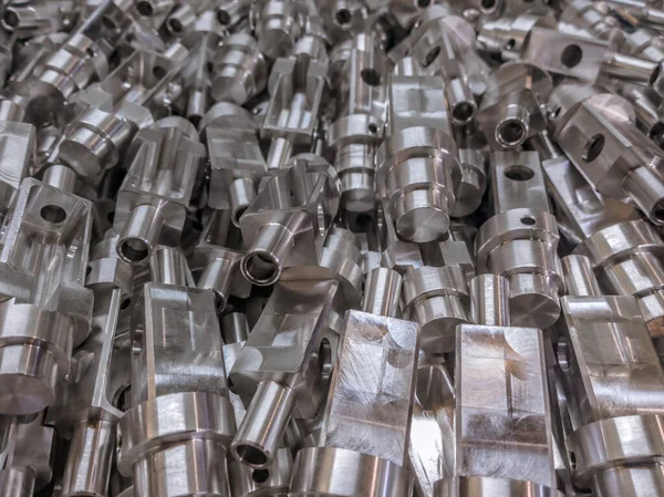 Glänsande Aluminium Cnc Bearbetade Delar Bakgrund Med Selektiv Fokus Närbild — Stockfoto