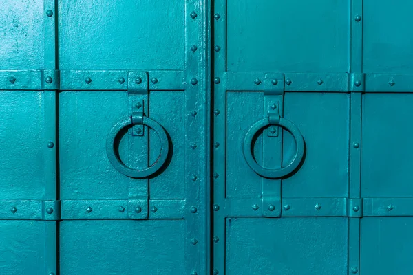 Новая Покрашенная Железная Двойная Дверь Двумя Кольцами — стоковое фото