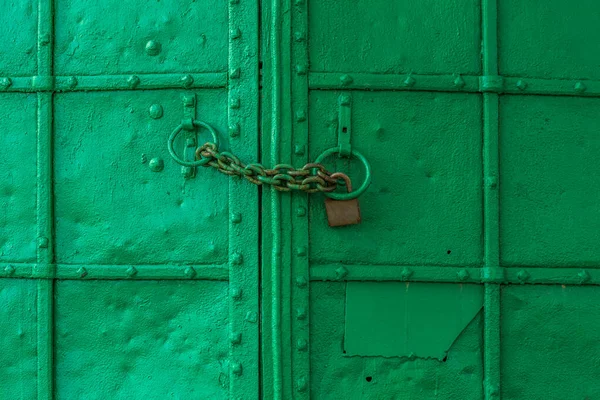 Frisch Lackierte Alte Genietete Eisentür Mit Zwei Ringen — Stockfoto