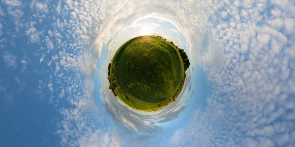 Çayır Küçük Gezegen Panoramasında Gün Batımı Oranında — Stok fotoğraf