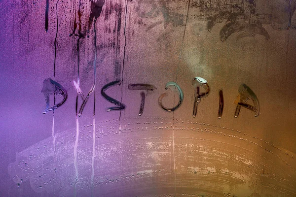 Het woord dystopia met de hand geschreven op nat glasoppervlak — Stockfoto