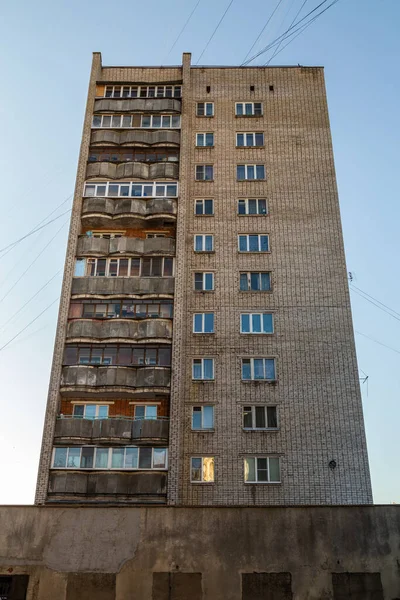 Tipico edificio residenziale in mattoni silicato medio-russo a grattacielo — Foto Stock