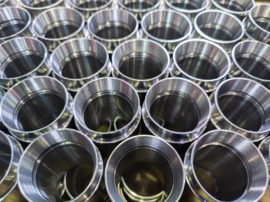 Koyu endüstriyel arka plan, cnc mekanik parlak çelik borular - seçici odak ve lens bulanıklığı teknolojisi