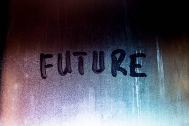 Gece sisli cam yüzeyinde el yazısıyla yazılmış kelime