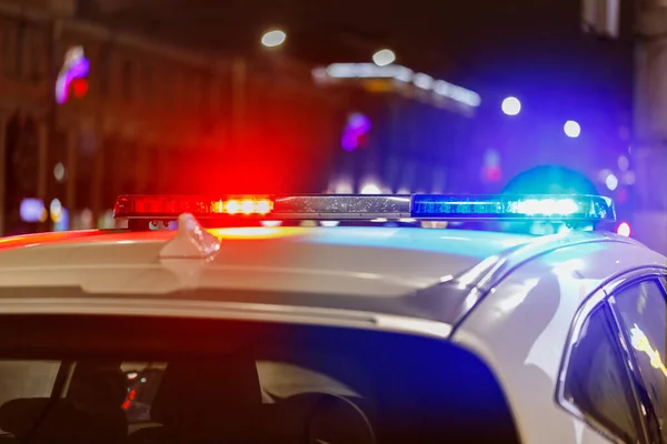 Polizeiauto leuchtet nachts in der Stadt mit selektivem Fokus und Bokeh — Stockfoto