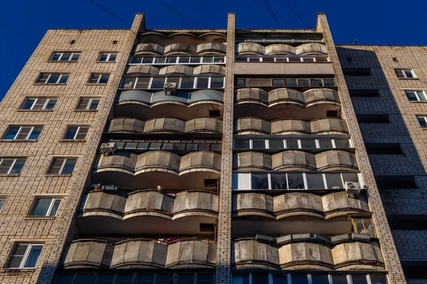 典型的中俄硅酸盐砖高层公寓楼 蓝天背景向上看 — 图库照片