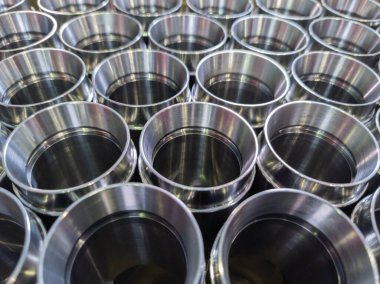 Koyu endüstriyel arka plan, parlak gümüş renkli çelik borular - seçici odak ve lens bulanıklığı tekniği