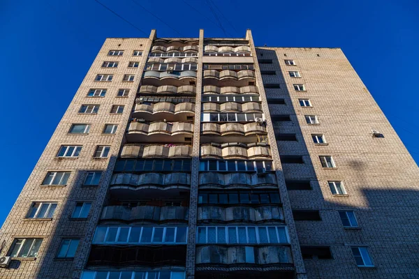 Типичное среднероссийское силикатное кирпичное высотное жилое здание кондоминиума — стоковое фото