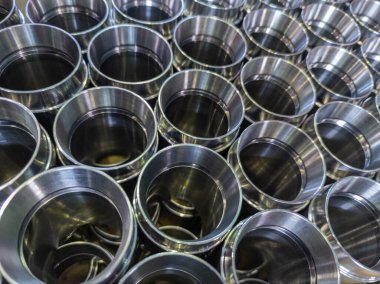 Koyu endüstriyel arka plan, cnc mekanik parlak çelik borular - seçici odak ve lens bulanıklığı teknolojisi