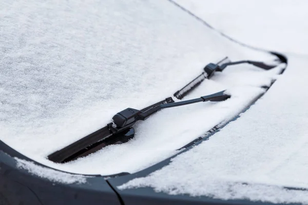 Parabrezza auto e spazzole tergicristallo congelati e coperti di neve in inverno luce nuvolosa giorno — Foto Stock