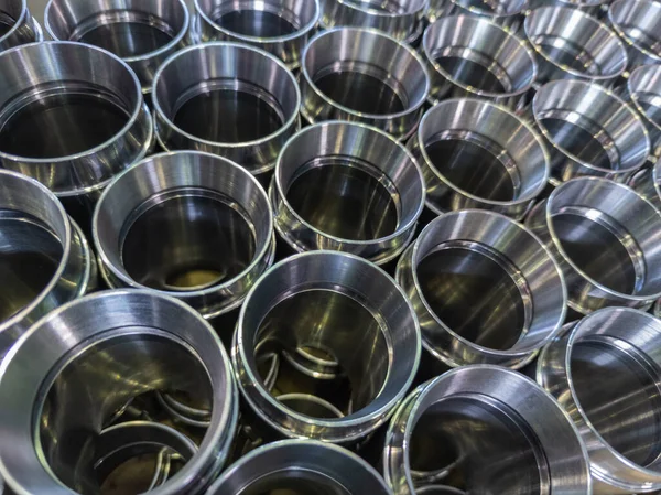 Koyu endüstriyel arka plan, cnc mekanik parlak çelik borular - seçici odak ve lens bulanıklığı teknolojisi