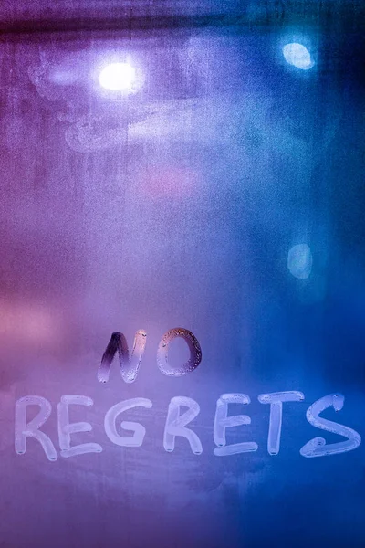 Λέξεις δεν μετανιώνει το χέρι γραμμένο σε μωβ-μπλε νύχτα ομιχλώδες γυαλί παράθυρο — Φωτογραφία Αρχείου