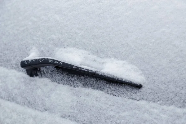 Parabrezza posteriore auto e tergicristallo waterblade congelato e coperto di neve in inverno luce nuvolosa giorno — Foto Stock