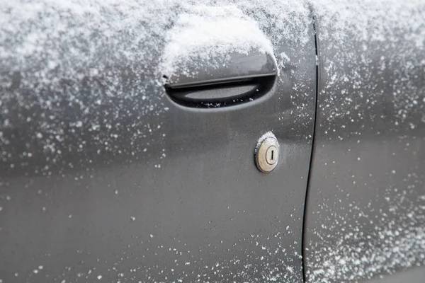 Seco sujo e nevado porta do carro preto com fechadura de bloqueio mecânico — Fotografia de Stock