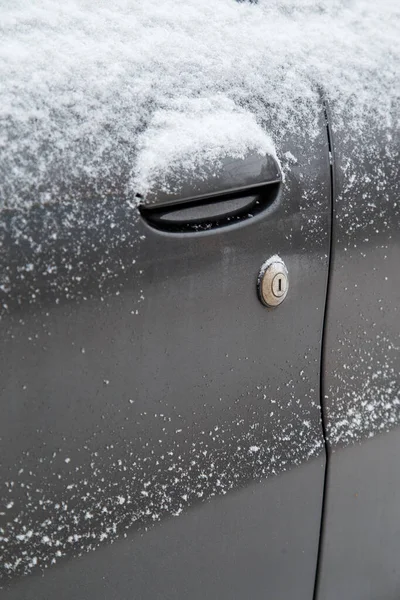 Seco sujo e nevado porta do carro preto com fechadura de bloqueio mecânico — Fotografia de Stock