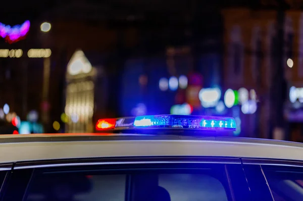 Şehirde polis arabasının ışıkları seçici bir odak noktası ve bokeh — Stok fotoğraf