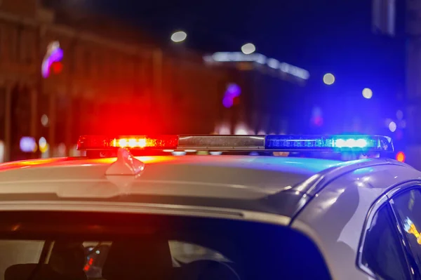 Lumières de voiture de police la nuit dans la ville avec une concentration sélective et bokeh — Photo