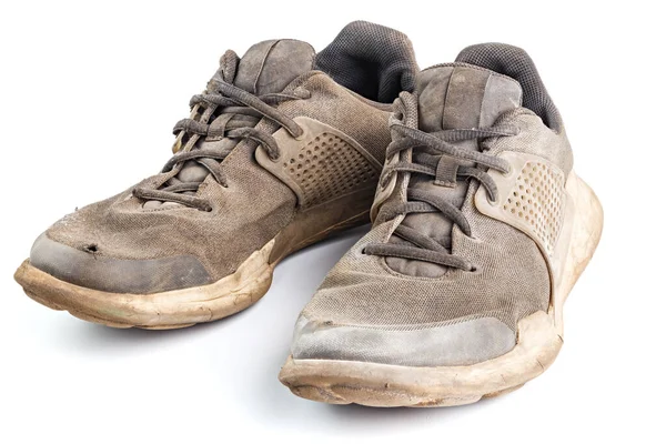 Un par de zapatillas sucias usadas aisladas sobre fondo blanco — Foto de Stock