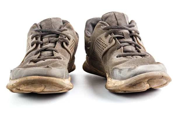 Un par de zapatillas de deporte sucias usadas aisladas sobre fondo blanco, vew frontal — Foto de Stock