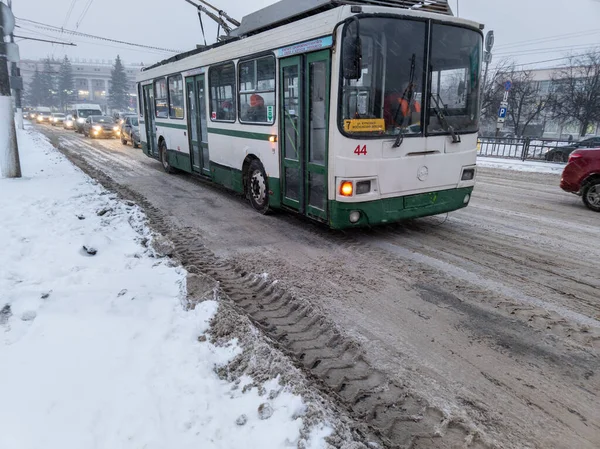 투라 , RUSSIA - NOVEMBER 21, 2020: 트롤리 버스가 겨울 햇살이 비추는 도로에서 눈 아래 역에 도착하는 모습. — 스톡 사진