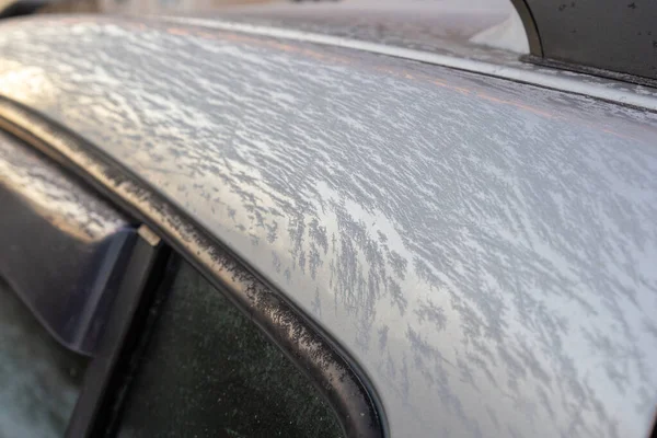 Ghiaccio sottile gelo sulla superficie dell'auto d'argento al mattino primo piano con messa a fuoco selettiva — Foto Stock
