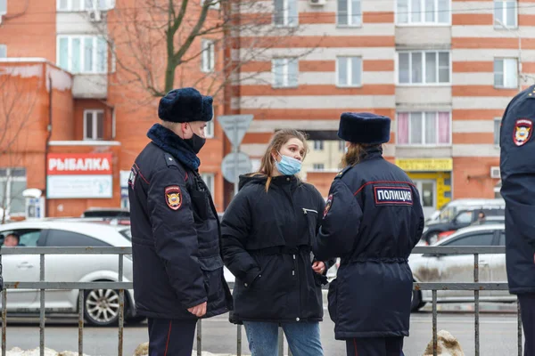 TULA, RUSSIA - JANUARY 23, 2021: громадська масова зустріч на підтримку Олексія Навального, вродлива неповнолітня дівчина сперечається з поліцією.. — стокове фото
