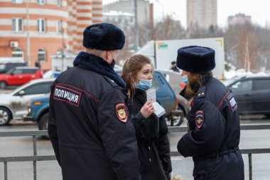 TULA, RUSSIA - 23 Ocak 2021: Aleksey Navalny 'yi desteklemek amacıyla yapılan halk toplantısı, küçük kız pasaportlu polisle tartıştı.