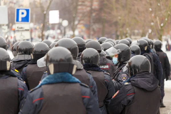 TULA, RUSSIA - STYCZEŃ 23, 2021: Publiczne spotkanie wspierające Navalny, policjanci w czarnych hełmach czekają na rozkaz aresztowania protestujących. — Zdjęcie stockowe