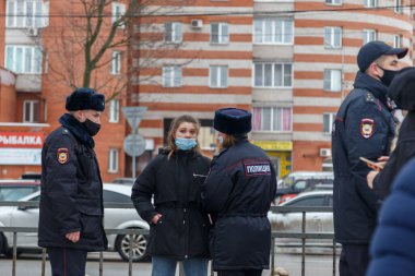 TULA, RUSSIA - 23 Ocak 2021: Aleksey Navalny 'yi desteklemek için yapılan halk toplantısı, güzel reşit olmayan bir kız polisle tartışıyor.