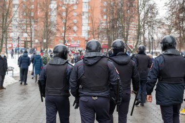 TULA, RUSSIA - 23 Ocak 2021: Protestocuları tutuklamaya giden bir grup polis memuru Aleksey Navalny 'ye destek için halk toplantısı.