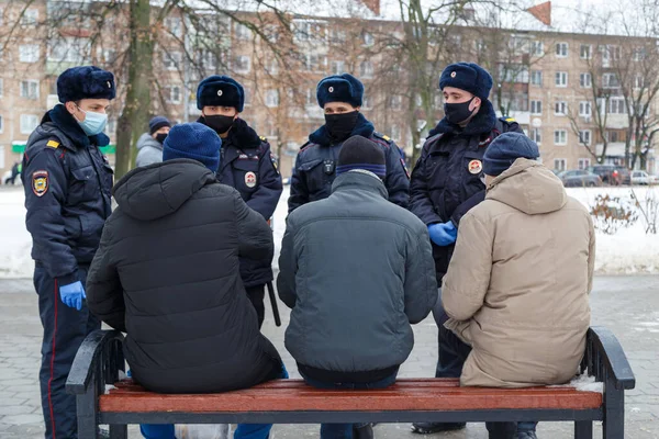 TULA, RUSSIA - JANUARY 23, 2021: громадська масова зустріч на підтримку Олексія Навального, поліцейських, які розмовляють з громадянами на лавці в парку.. — стокове фото