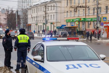 TULA, RUSSIA - 23 Ocak 2021: Rus karayolu polisi kış yolunda devriye arabasının yanında duruyor - çatı lambasına özenle odaklanmış yakın plan.
