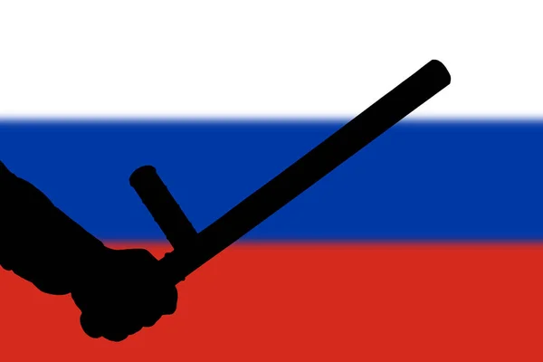 Mano con policía tonfa goma palo silueta y borrosa bandera rusa en el fondo —  Fotos de Stock
