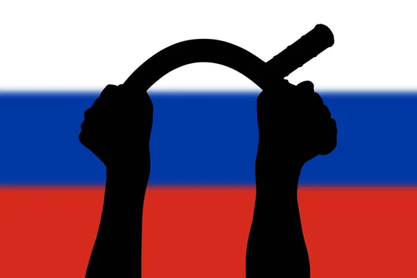 Dos brazos flexión policía tonfa goma palo silueta y borrosa bandera rusa en el fondo — Foto de Stock