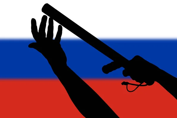 Två armar med polisen tonfa gummi stick silhuett och suddig rysk flagga i bakgrunden — Stockfoto