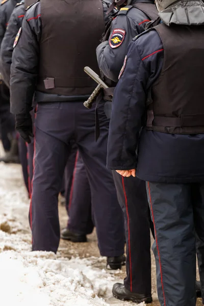 Тула (Росія) 23 січня 2021: Натовп поліцейських у чорній формі з куленепробивними жилетами та пістолетами.. — стокове фото