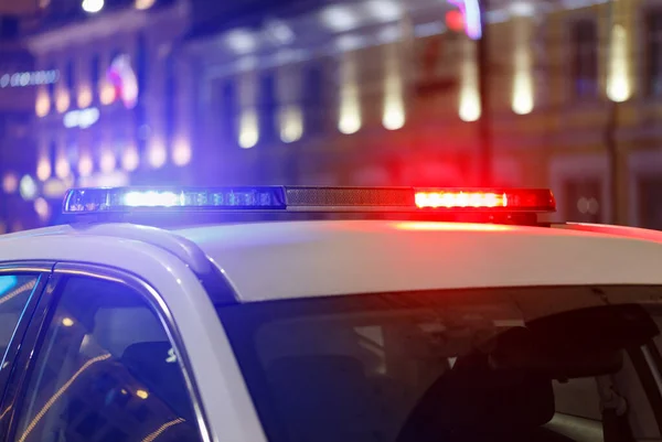 Lumières de voiture de police de nuit dans la ville avec une concentration sélective et le flou bokeh — Photo