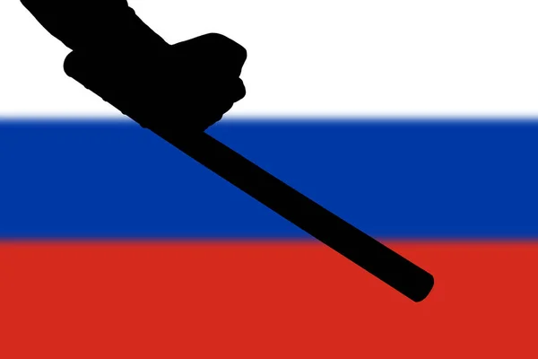 Mano con policía tonfa goma palo silueta y borrosa bandera rusa en el fondo —  Fotos de Stock