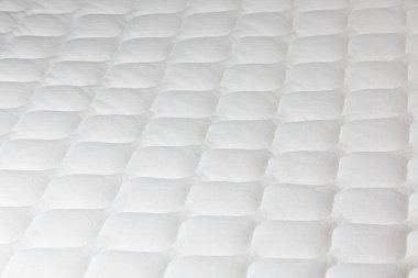 Seçici odaklı yumuşak beyaz yatak yakın plan.