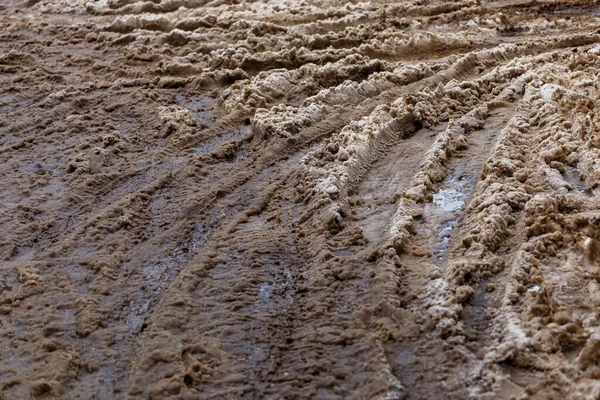 Camada de neve molhada suja grossa com trilhas de roda de carro na rua de inverno - fundo de quadro completo — Fotografia de Stock