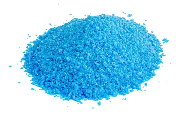 Pila de gránulos de sulfato de cobre azul - primer plano aislado sobre fondo blanco — Foto de Stock