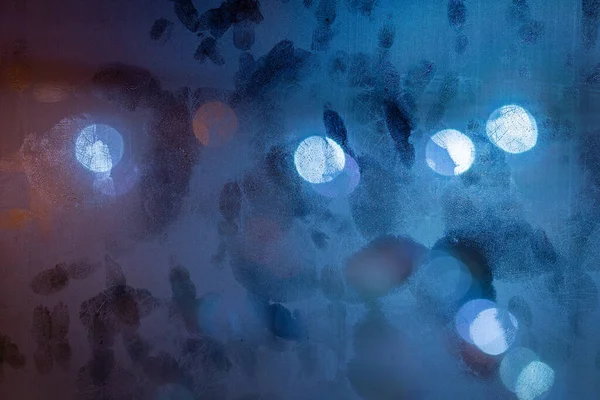 蓝色夜间湿窗表面vith多个掌纹在上面 — 图库照片